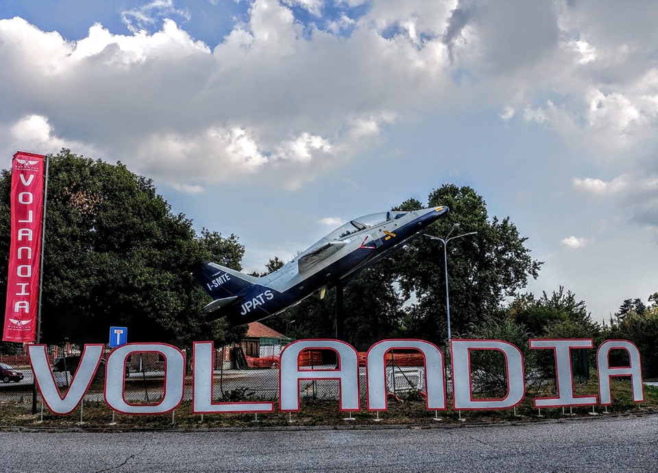 Ingresso_museo_Volandia_con_aereo.jpg