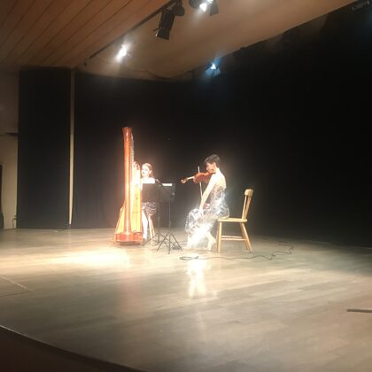 L'arpista Silvia e la violinista Yara iniziano con un repertorio di musica classica
