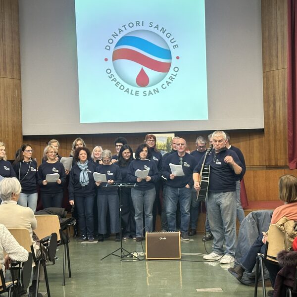 IL CORO AMICI DELLA NAVE E IL DIRETTORE PAOLO FOSCHINI