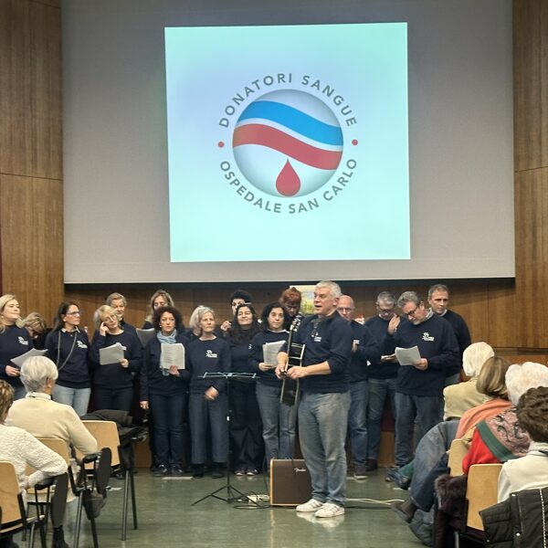 IL CORO AMICI DELLA NAVE E IL DIRETTORE PAOLO FOSCHINI