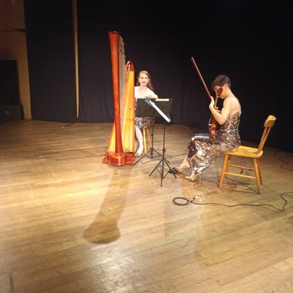Silvia, arpista, e Yara, violinista