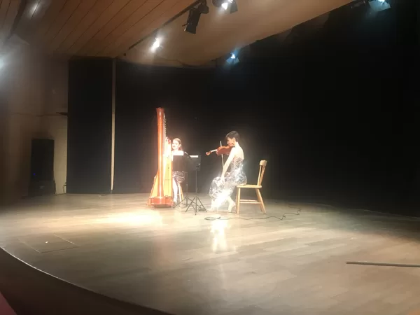L'arpista Silvia e la violinista Yara iniziano con un repertorio di musica classica