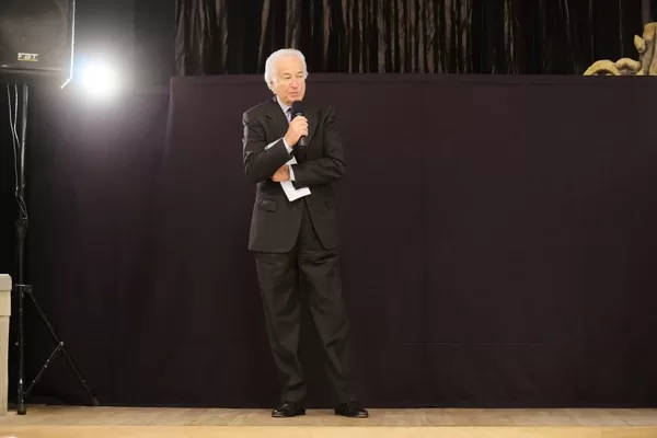 Il Presidente Eduardo Szego inaugura la serata con un benvenuto ai partecipanti.
