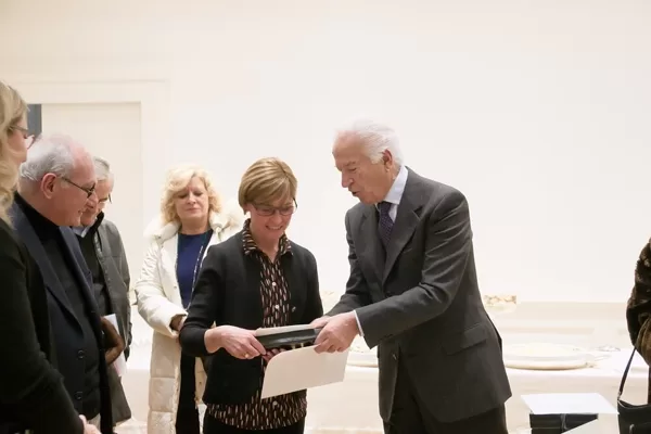 Il Presidente Szego e il Dr. Toschi consegnano un omaggio a Maddalena e Stefania Gibelli