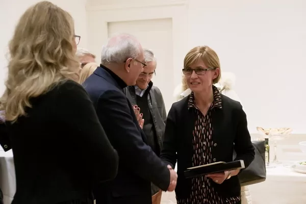 Il Presidente Szego e il Dr. Toschi consegnano un omaggio a Maddalena e Stefania Gibelli