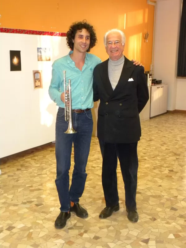 Il Dr. Szego insieme al musicista