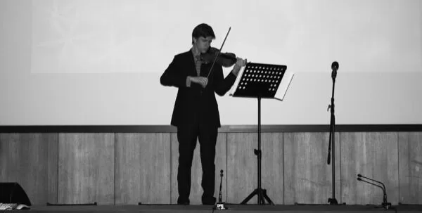 Un violino riesce a creare una magica atmosfera
