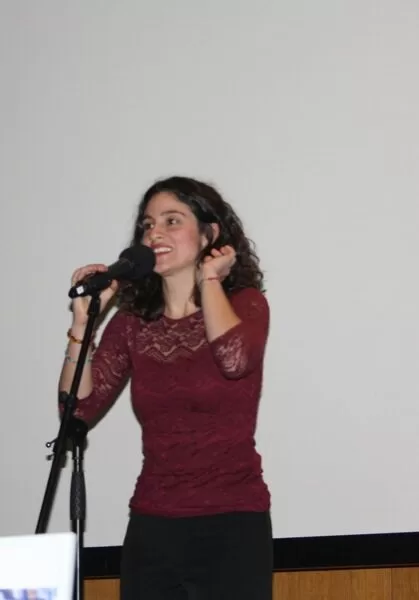 Caterina inizia la sua esibizione
