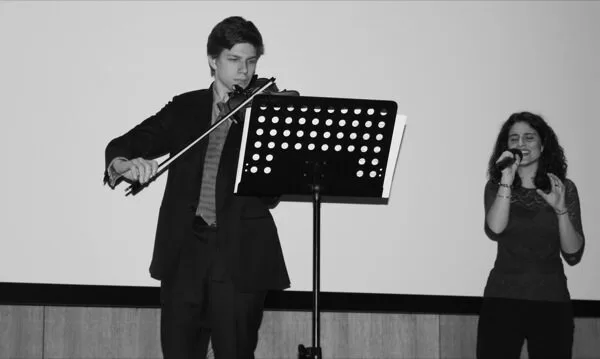 Francesco durante l'esibizione