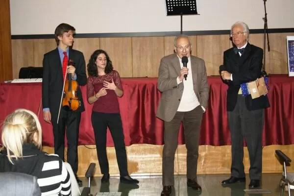 Il Dr. Toschi ringrazia i due musicisti