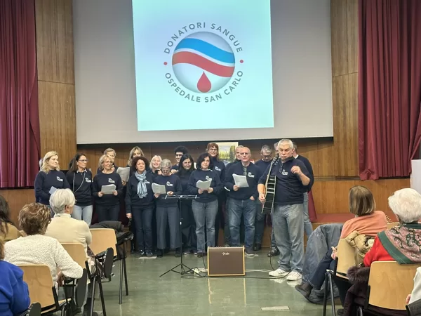 IL CORO AMICI DELLA NAVE E IL DIRETTORE PAOLO FOSCHINI