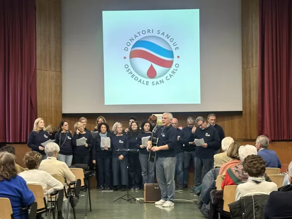 IL CORO AMICI DELLA NAVE E IL DIRETTORE PAOLO FOSCHINI