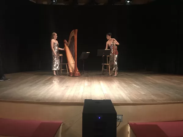 Silvia, arpista, e Yara, violinista
