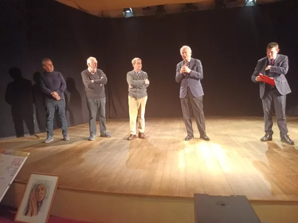I consiglieri di DOSCA consegnano i premi DOSCAR