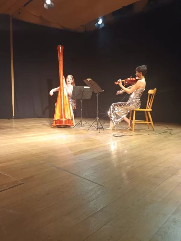 Silvia, arpista, e Yara, violinista