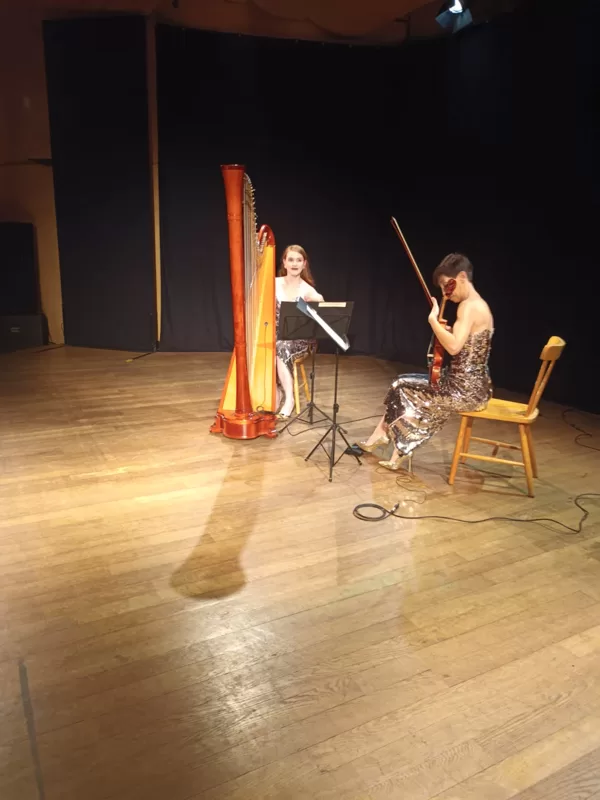 Silvia, arpista, e Yara, violinista