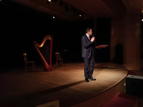 Edoardo annuncia l'inizio del concerto di musica classica