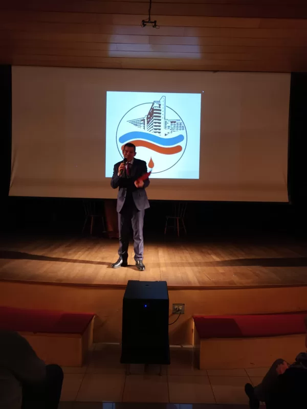 Edoardo saluta il Presidente e dà inizio alla festa