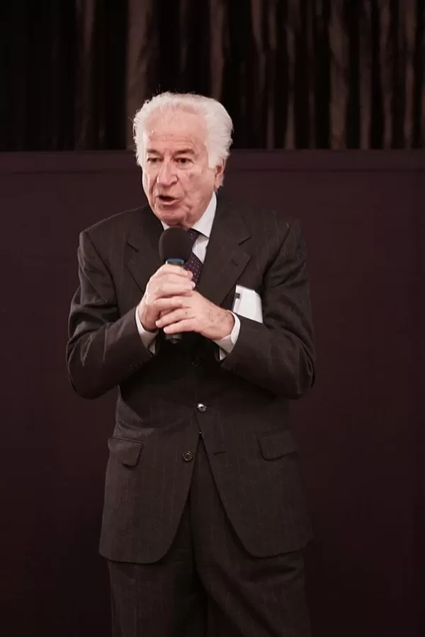 Il Presidente Eduardo Szego saluti i donatori