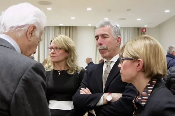 Il Primario di Pediatria, Dr. Alberto Fabio Podestà, con Maddalena e Stefania Gibelli.