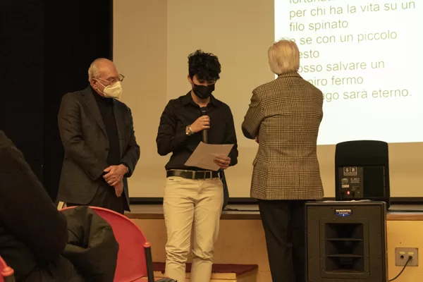 Rebecca Guida legge la sua poesia 