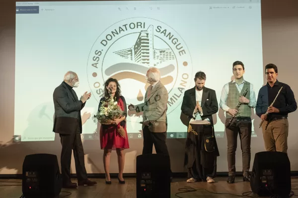 Tutti gli artisti sul palco insieme al Presidente e al Dr. Toschi