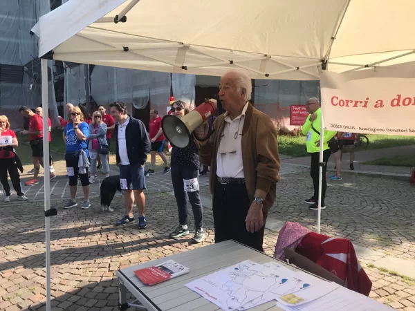 QUATTRO PASSI IN COMPAGNIA - di DOSCA - Il presidente accoglie i runner