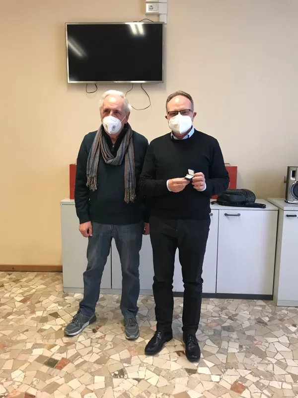 Davide Zambelli premiato dal Consigliere di DOSCA, Franco Donato