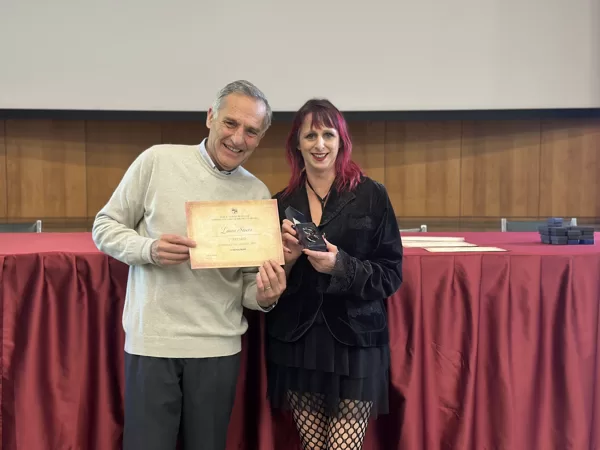 Laura Stocco, premiata dal vicepresidente Aldo Majno, donatrice più assidua 2023
