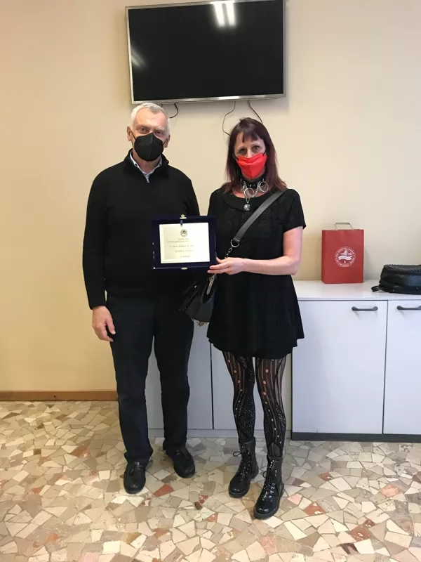 Laura Stocco premiata dal Consigliere di Dosca, Getulio Battistini