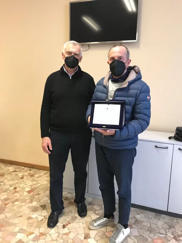 Paolo Giuseppe Ceruso, premiato dal Consigliere di DOSCA, Getulio Battistini.