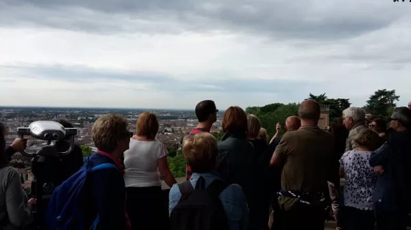 I donatori che ammirano il panorama