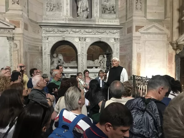 La guida illustra le bellezze della Certosa di Pavia