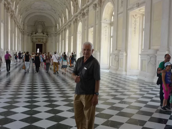 Camminata tra i grandi corridoi a scacchi 
