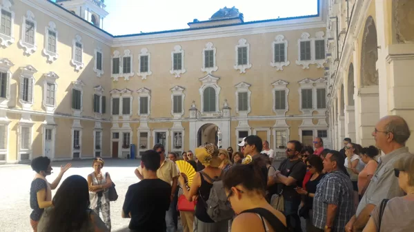 I donatori visitano la Reggia con la guida